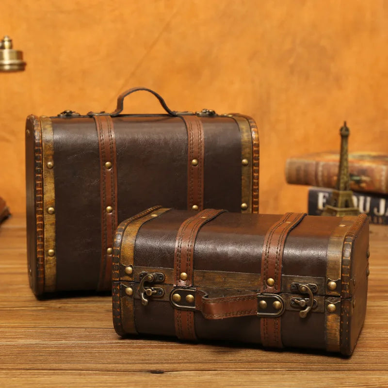 Joyau d'Élégance : Coffre en Bois Antique